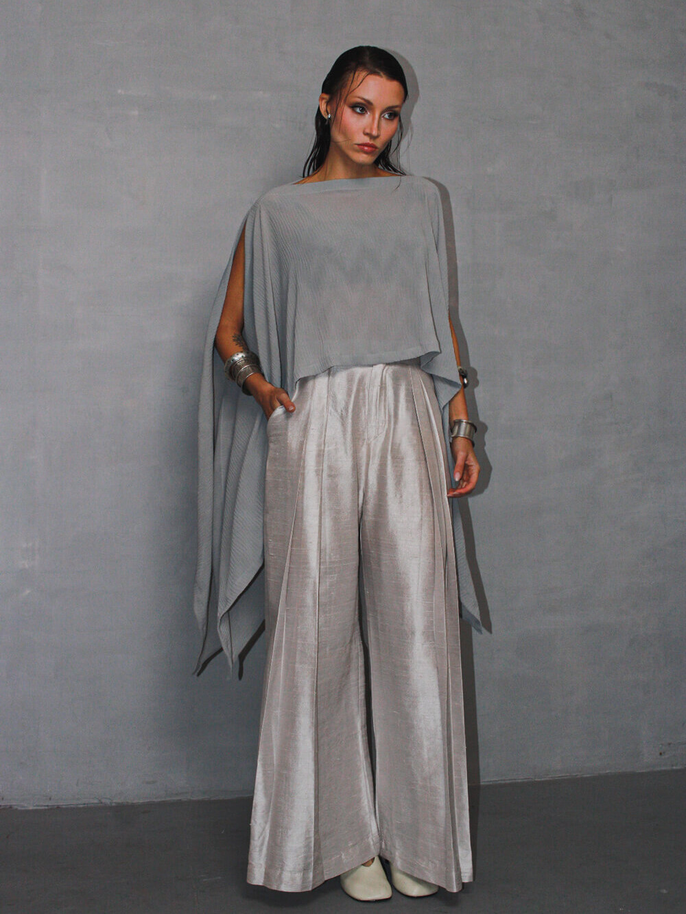 ECO_BRUTALIS-50 ECO_BRUTALIS-53 Cobogó plissado cinza, tecido PLISSADO, marca luan valloto, slow fashion moda sustentável