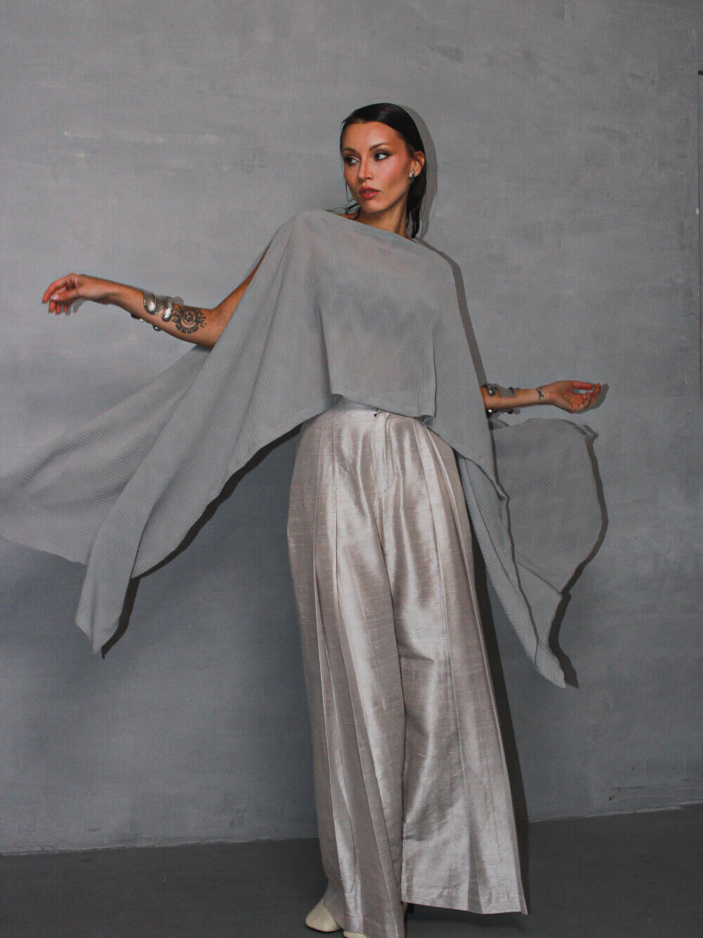 ECO_BRUTALIS-50 ECO_BRUTALIS-53 Cobogó plissado cinza, tecido PLISSADO, marca luan valloto, slow fashion moda sustentável